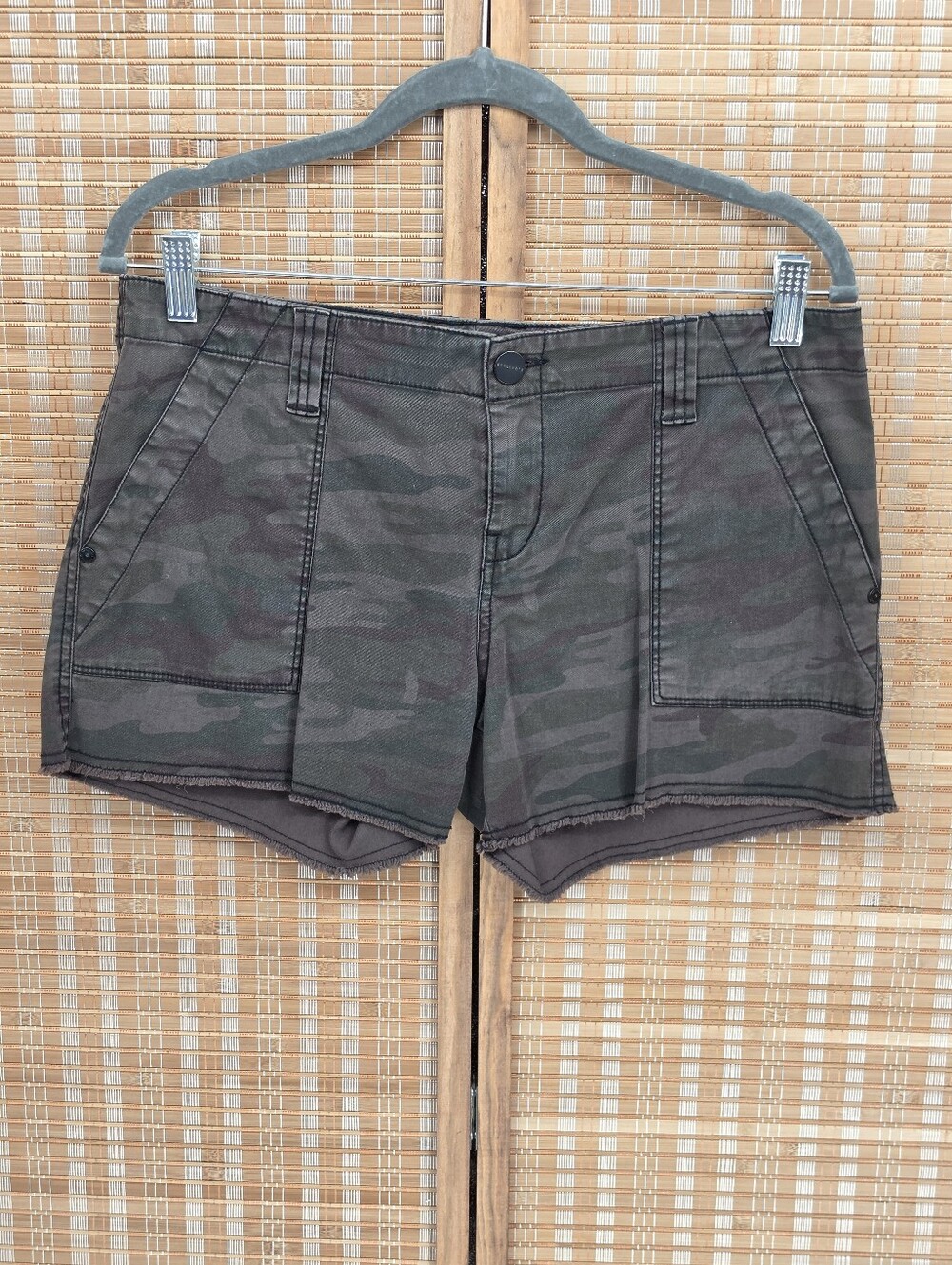 ☆ Sanctuary Green Camo Cargo Shorts Size 29